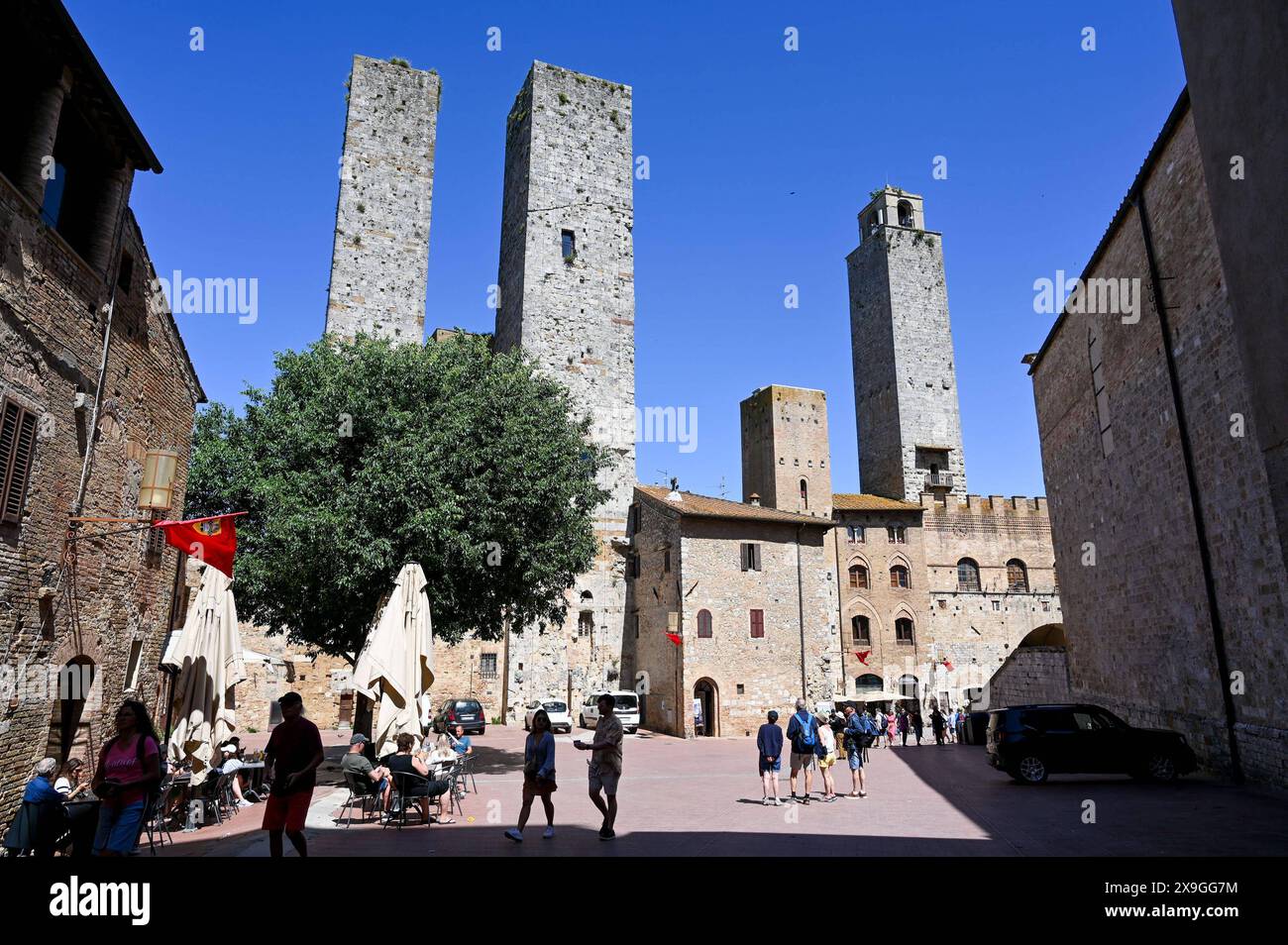 Italien, Toskana, Provinz Siena, San Gimignano 31.05.2024, Italien, ITA, Toskana, San Gimignano im Bild Stadtansichten Gebäude, Architektur, Touristen, Historisch, souvenir, Ansichten der berühmten Stadt San Gimignano in der Toskana-Italien - Vista della famosa città di San Gimignano in Toscana-Italia San Gimignano ist eine italienische Kleinstadt in der Toskana mit einem mittelalterlichen Stadtkern. San Gimignano wird auch die Stadt der Türme genannt. Die Stadt liegt in der Provinz Siena. SIE gehört neben Florenz, Siena und Pisa zu den von Touristen meist besuchten Zielen in der Toskana. Siena *** Foto Stock