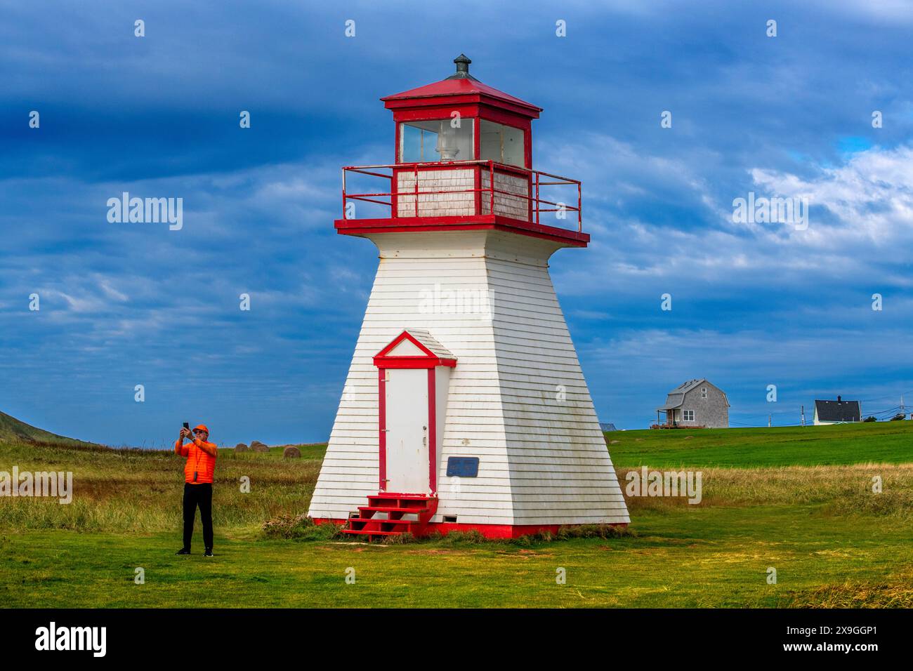 Faro di Iles de la Madeleine Cape Alright su una scogliera che si affaccia su una spiaggia sabbiosa nelle Iles de la Madeleine, Quebec, Canada Foto Stock