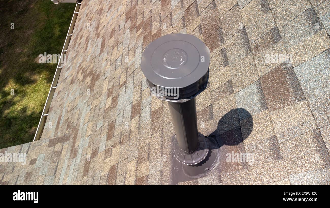 Bocchetta di scarico del forno per apparecchi a gas sul tetto con nuovi sostegni Foto Stock