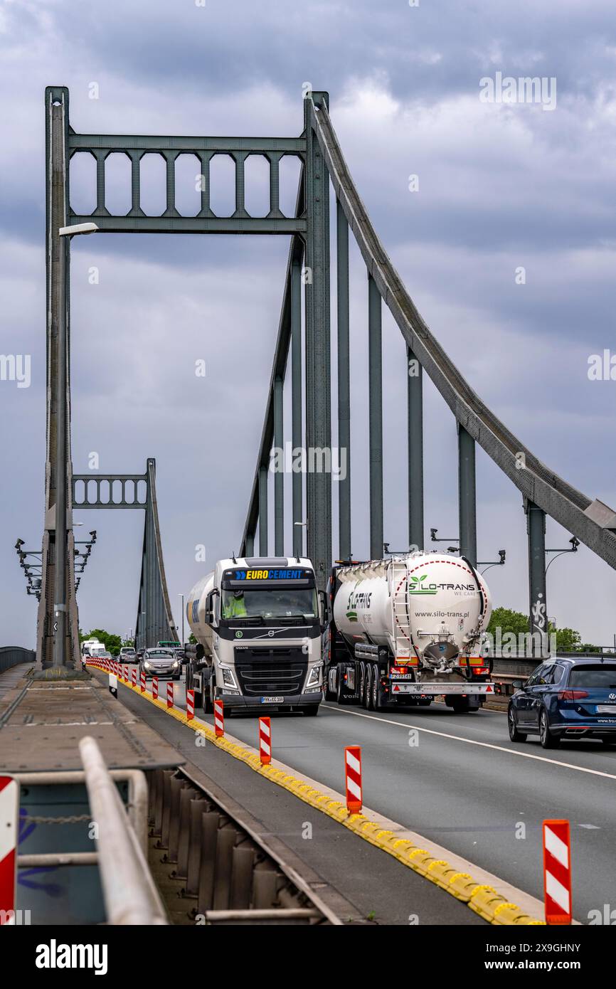 Il ponte Krefeld-Uerdingen sul Reno, tra Krefeld e Duisburg, ponte della cintura di rein dal 1936, lungo 858 metri, strada federale B228, mostra sever Foto Stock