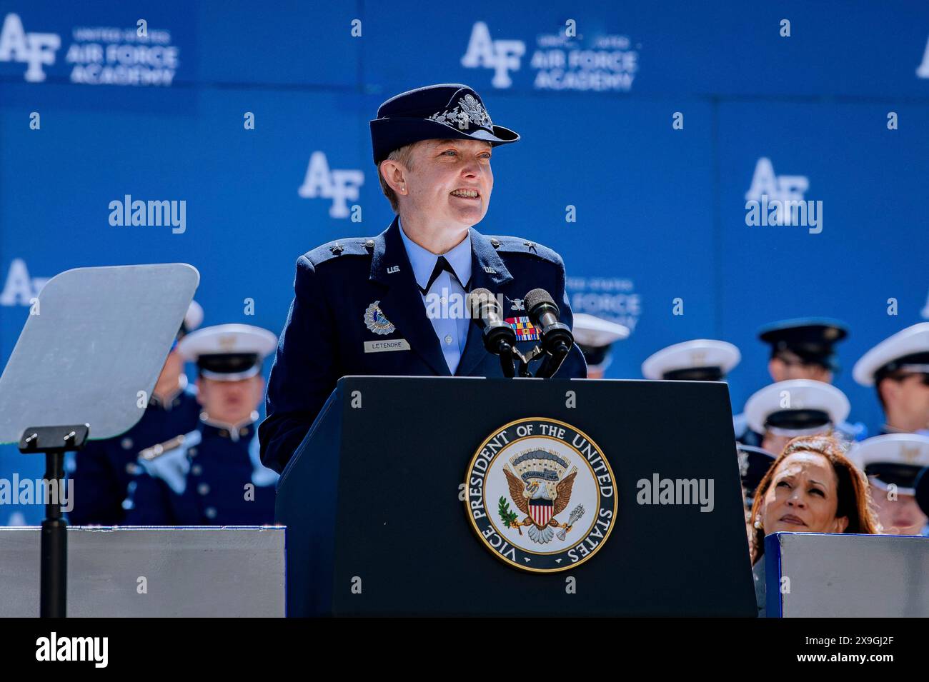 Colorado Springs, Stati Uniti. 30 maggio 2024. Il preside della facoltà dell'Accademia dell'aeronautica degli Stati Uniti, il generale di brigata Linell Letendre, pronuncia le sue osservazioni durante la cerimonia di laurea al Falcon Stadium, il 30 maggio 2024, a Colorado Springs, Colorado. Novecentosettantaquattro cadetti si laurearono e furono commissionati come secondo luogotenenti. Credito: Dylan Smith/U.S. Air Force Photo/Alamy Live News Foto Stock