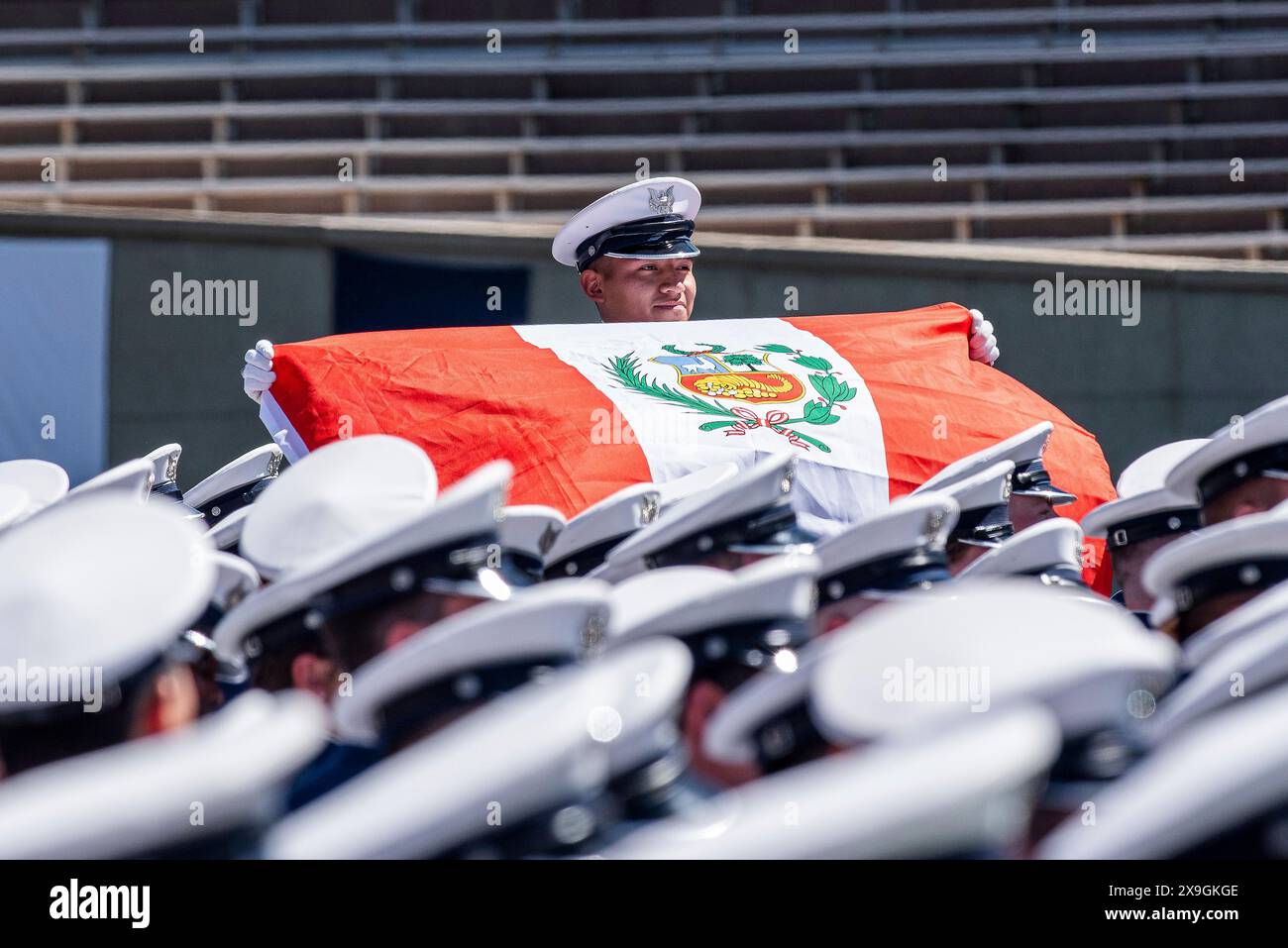 Colorado Springs, Stati Uniti. 30 maggio 2024. Un cadetto internazionale ondeggia la bandiera peruviana durante le cerimonie di laurea per l'Accademia dell'aeronautica al Falcon Stadium, 30 maggio 2024, a Colorado Springs, Colorado. Novecentosettantaquattro cadetti si laurearono e furono commissionati come secondo luogotenenti. Credito: Justin Pacheco/U.S. Air Force Photo/Alamy Live News Foto Stock