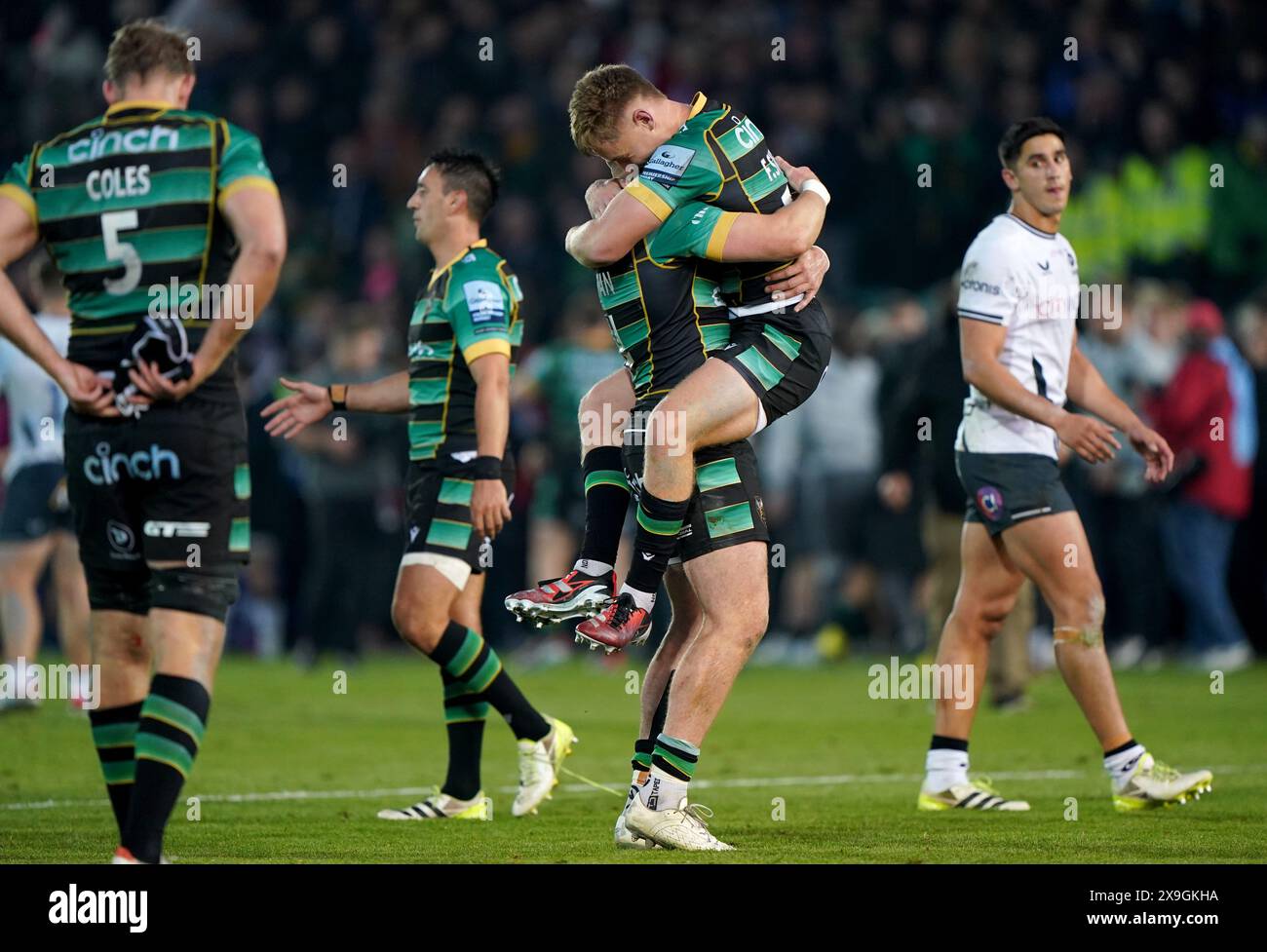 Tommy Freeman e fin Smith dei Northampton Saints festeggiano dopo la semifinale della Gallagher Premiership al cinch Stadium di Franklin's Gardens, Northampton. Data foto: Venerdì 31 maggio 2024. Foto Stock
