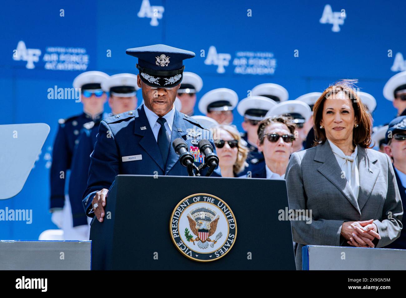 Colorado Springs, Stati Uniti. 30 maggio 2024. Comandante dell'Accademia dell'aeronautica DEGLI STATI UNITI del Cadetti Brig. Il generale Gavin P. Marks, si prepara ad amministrare il giuramento ai cadetti durante le cerimonie di laurea al Falcon Stadium, il 30 maggio 2024, a Colorado Springs, Colorado. Novecentosettantaquattro cadetti si laurearono e furono commissionati come secondo luogotenenti. Credito: Adalyn Greene/U.S. Air Force Photo/Alamy Live News Foto Stock