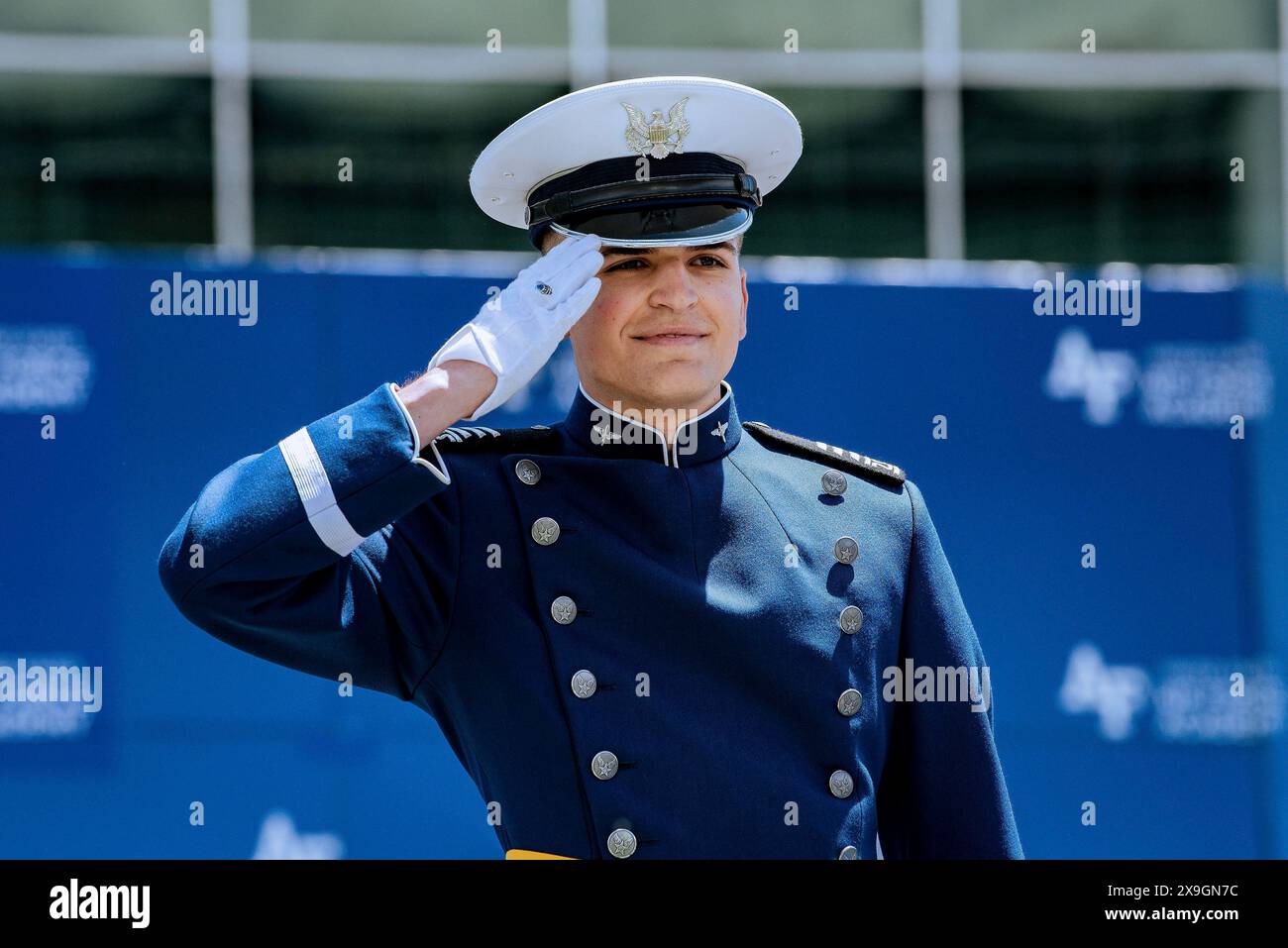 Colorado Springs, Stati Uniti. 30 maggio 2024. U. Nathan David Uhl, allievo della S Air Force Academy di 1a classe, soprannominato Tail-end Charlie, saluta mentre attraversa il palco mentre i cadetti ultimi a ricevere un diploma durante la cerimonia di inizio al Falcon Stadium, 30 maggio 2024, a Colorado Springs, Colorado. Novecentosettantaquattro cadetti si laurearono e furono commissionati come secondo luogotenenti. Credito: Dylan Smith/U.S. Air Force Photo/Alamy Live News Foto Stock