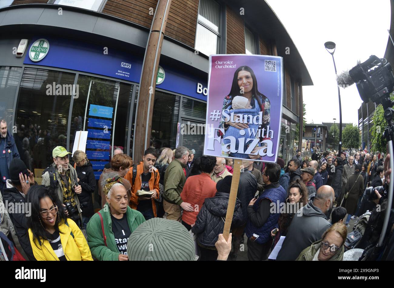 L'ex candidata laburista Faiza Shaheen ha detto che non pensa che "ci sia modo di tornare" per lei nel partito mentre si è rivolta a una manifestazione a sostegno della sua candidatura elettorale generale. La sig.ra Shaheen sperava di contestare Chingford e Woodford Green per i laburisti contro il conservatore Sir Iain Duncan Smith, ma il partito presumibilmente le ha impedito di stare oltre i post passati sul sito dei social media X. più di un centinaio di sostenitori si sono riuniti fuori da un supermercato a Highams Park, a nord-ovest di Londra, venerdì sera. Foto Stock