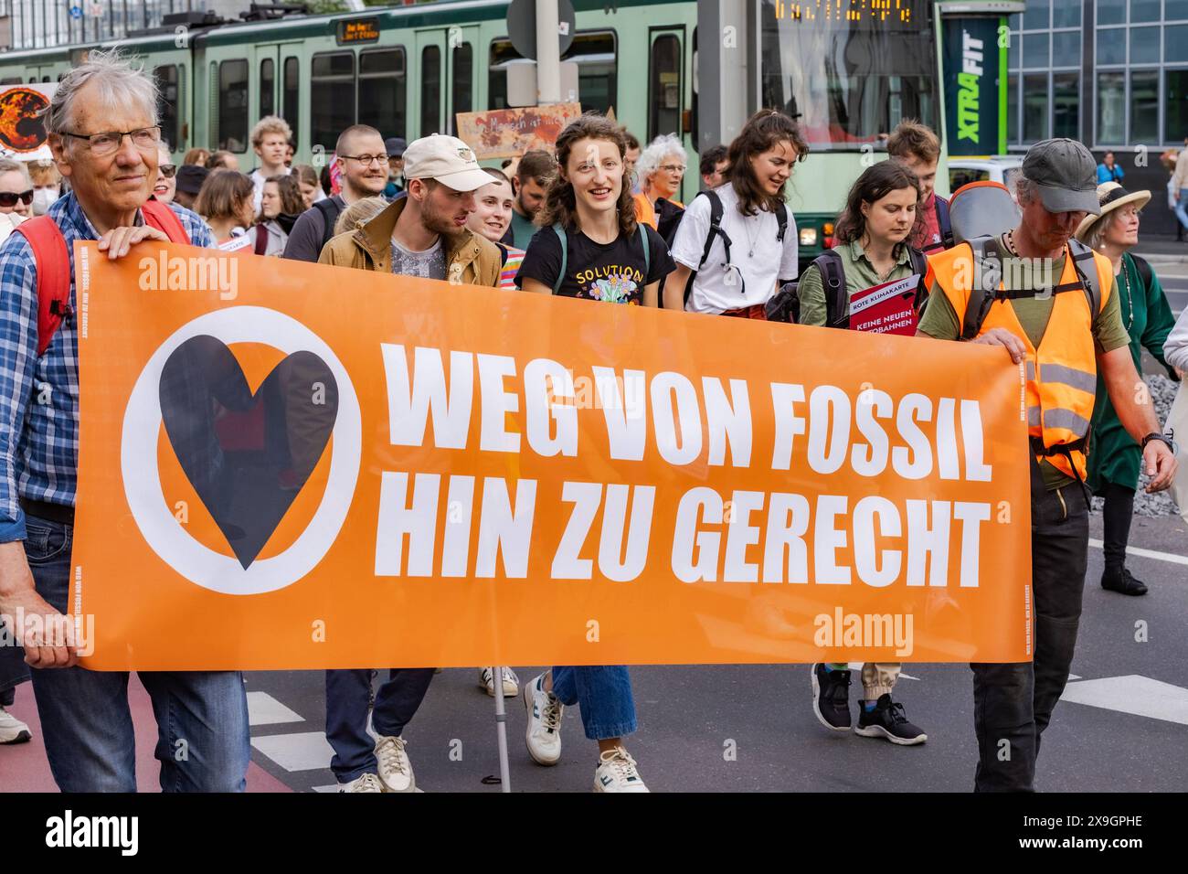 Venerdì per il futuro: Klimastreik zur Europawahl a Bonn 31.05.2024 Ein Banner mit der Aufschrift: WEG VON FOSSIL HIN ZU GERECHT - Etwa tausend Teilnehmende beim Klimastreik mit Demonstrationszug durch die Innenstadt von Bonn. Deutschlandweit gingen zehntausende auf die Straße Bonn Innenstadt Nordrhein-Westfalen Deutschland *** venerdì per il futuro sciopero del clima per le elezioni europee di Bonn 31 05 2024 Uno striscione con lo slogan LONTANO DAI FOSSILI VERSO LA GIUSTIZIA circa un migliaio di partecipanti allo sciopero del clima e marcia dimostrativa attraverso il centro di Bonn decine di migliaia sono andati al st Foto Stock