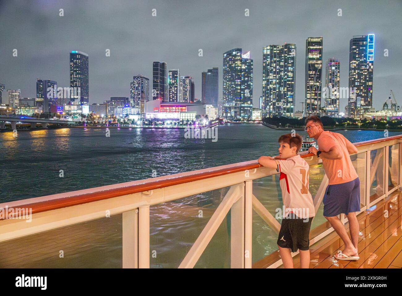 Miami Florida, PortMiami Porto di Miami, a bordo interno, nave Norwegian Joy Cruise Line, 7 giorni Caraibi, ponte pedonale con ringhiera, partenza dal centro Foto Stock