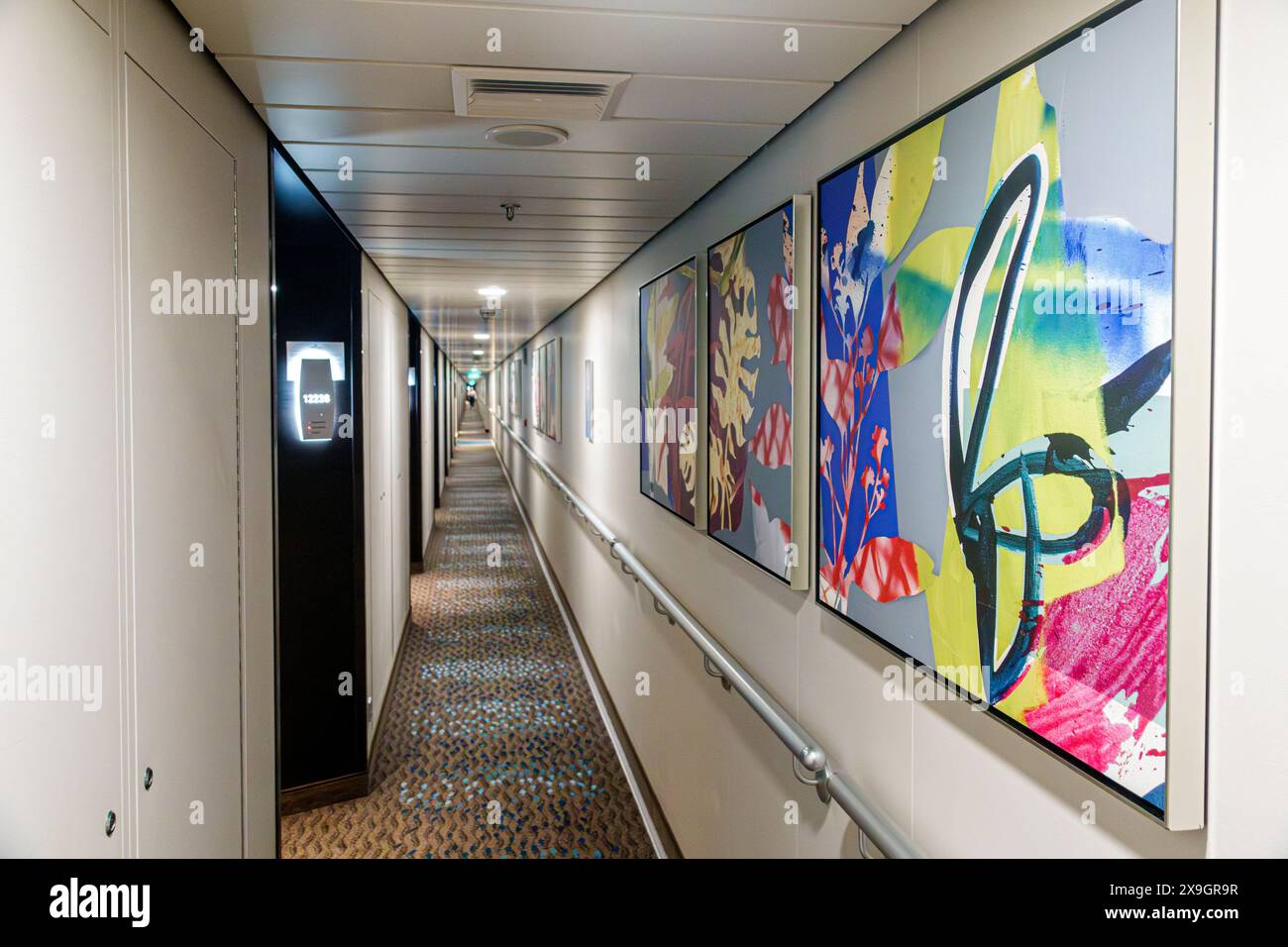 Miami Florida, PortMiami Porto di Miami, a bordo interno, nave Norwegian Joy Cruise Line, 7 giorni ai Caraibi, cabine lungo corridoio, opere d'arte Foto Stock
