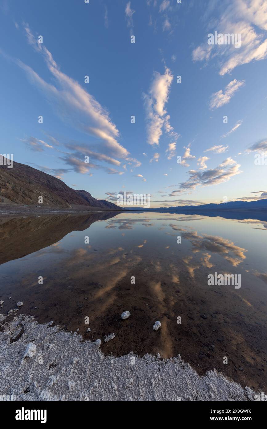 Lago Manly in serata, bacino Badwater dopo un inverno umido, Death Valley National Park, California Foto Stock