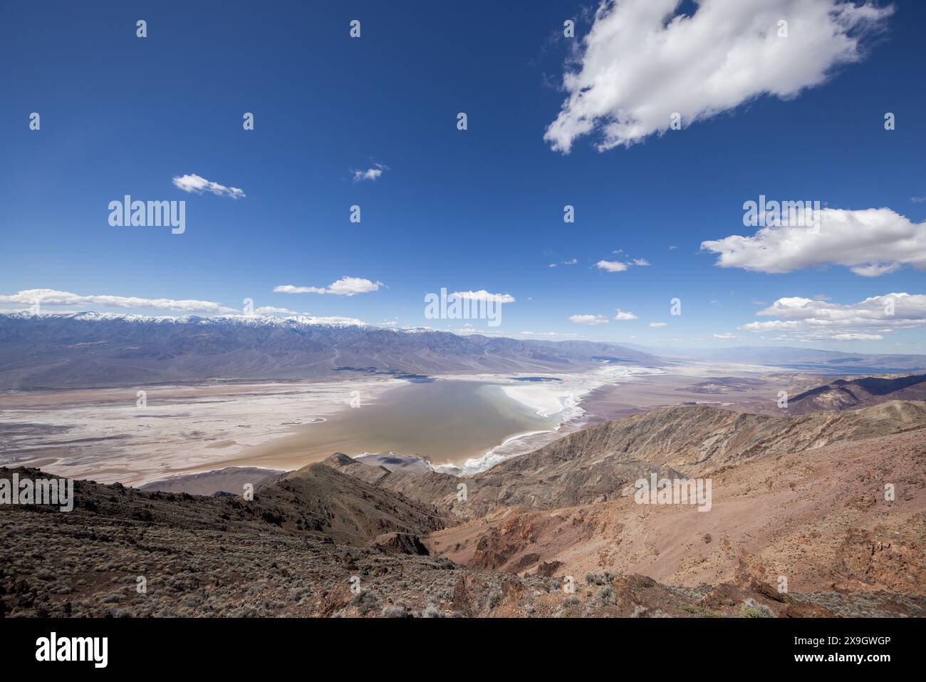 Dante's View si affaccia sul lago Manly nel bacino Badwater e sulla catena Panamint in primavera, sul Death Valley National Park, California Foto Stock