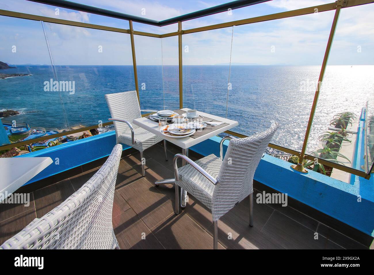 Terrazza con vista sull'oceano del ristorante dell'Hotel Rocamar a Canido, sulla costa meridionale dell'isola di Madeira (Portogallo) vicino a Funchal - località balneare in Foto Stock