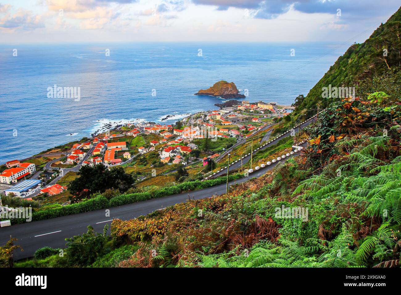 Vista del villaggio di Porto Moniz sulla costa settentrionale dell'isola di Madeira (Portogallo) nell'Oceano Atlantico Foto Stock