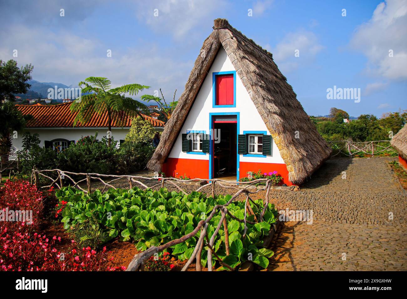 Tradizionale fattoria rurale Madeirense a Santana, costruita durante l'insediamento dell'isola di Madeira nell'Oceano Atlantico dai portoghesi. Ha degli slopi Foto Stock