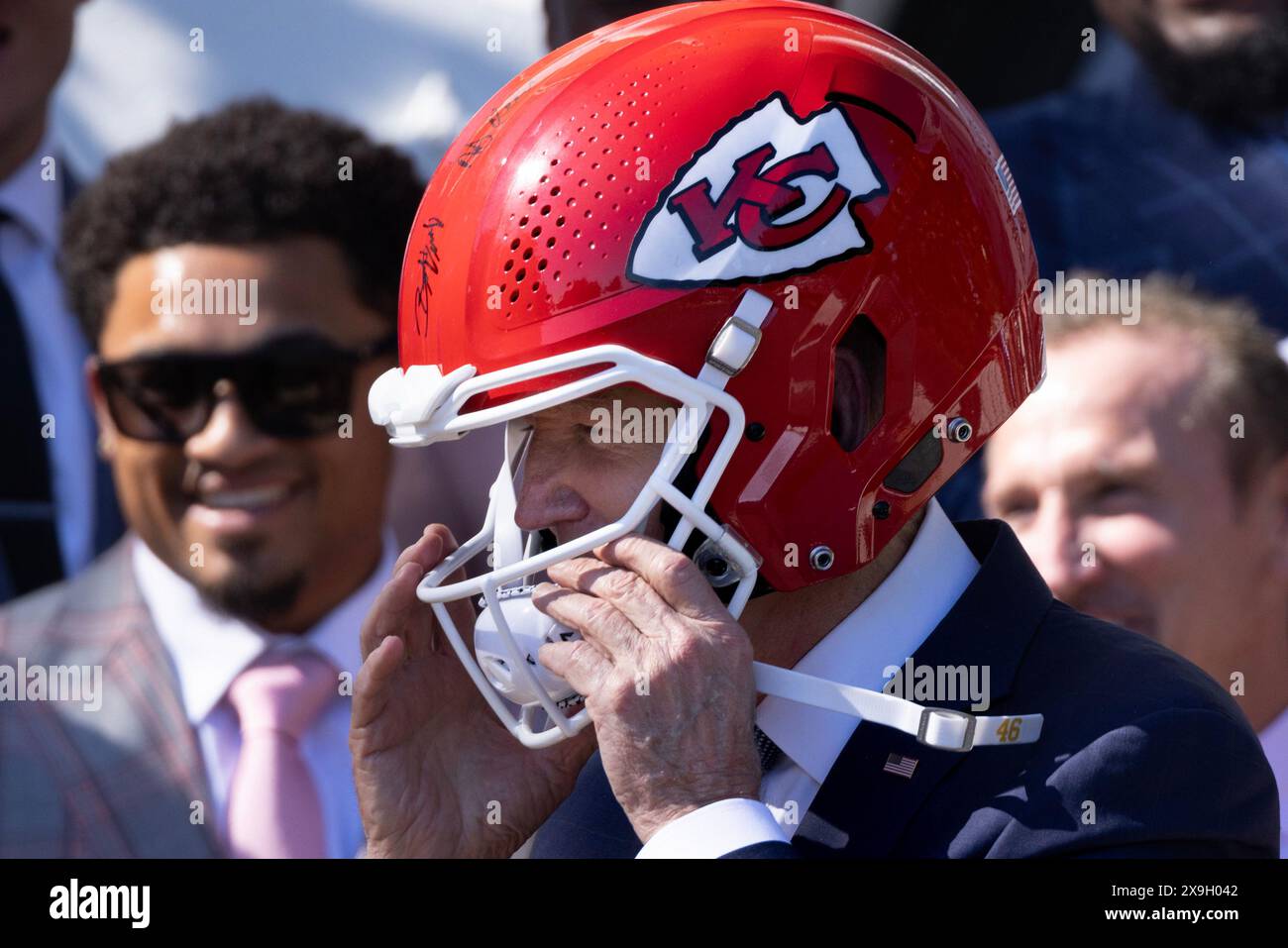 Washington, Stati Uniti. 31 maggio 2024. Il presidente DEGLI STATI UNITI Joe Biden (L) indossa un casco dei Kansas City Chiefs durante una cerimonia che dà il benvenuto ai Kansas City Chiefs alla Casa Bianca per celebrare la loro stagione di campionato e la vittoria nel Super Bowl LVIII, sul South Lawn della Casa Bianca a Washington, DC, venerdì 31 maggio 2024. Foto di Michael Reynolds/UPI credito: UPI/Alamy Live News Foto Stock