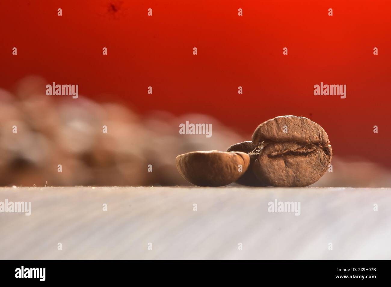 Primo piano dei semi di caffè su sfondo rosso Foto Stock