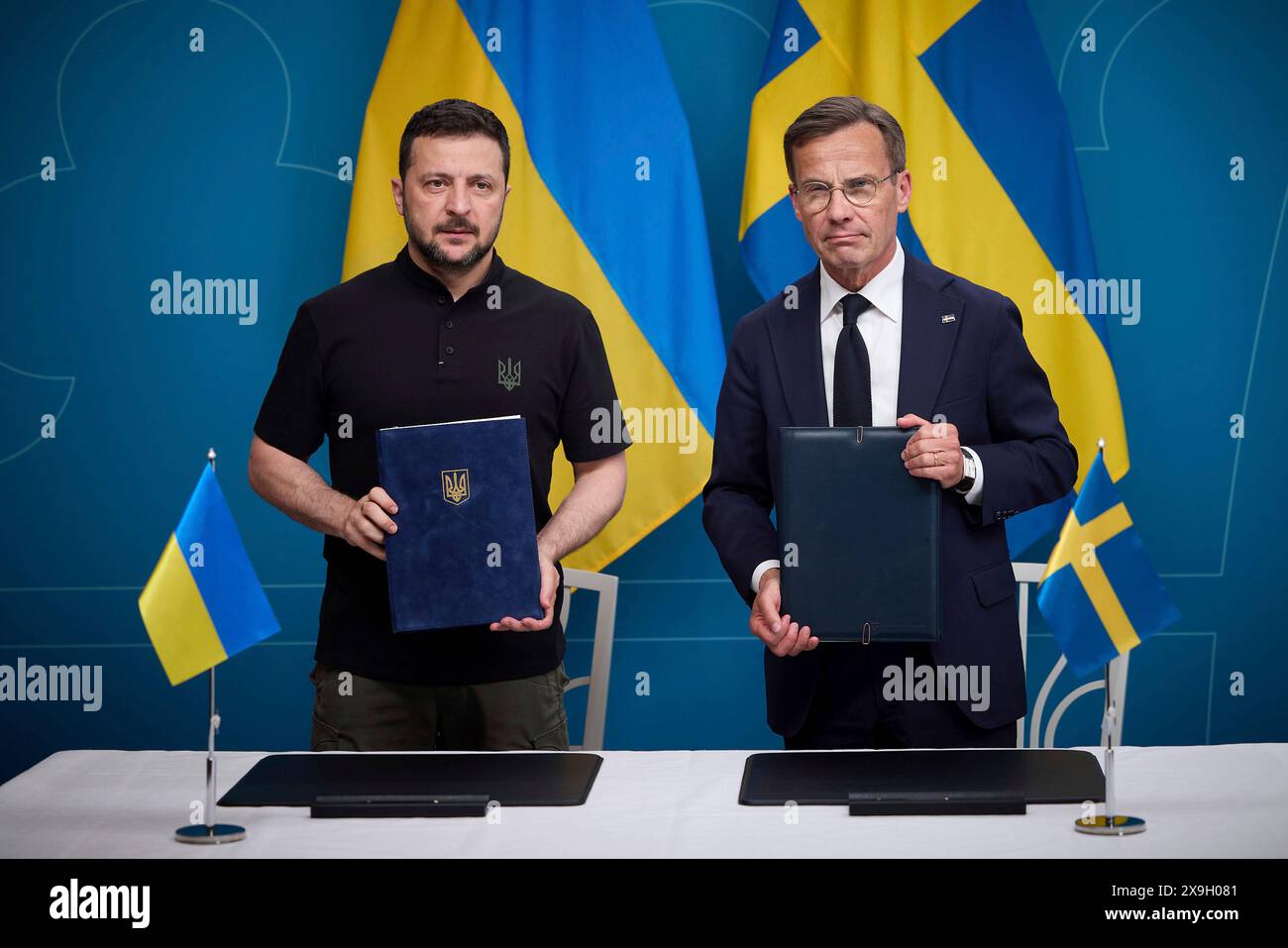 Stoccolma, Svezia. 31 maggio 2024. Il presidente ucraino Volodymyr Zelenskyy, a sinistra, e il primo ministro svedese Ulf Kristersson, a destra, trattengono l'accordo di cooperazione in materia di sicurezza firmato a margine del vertice nordico sulla sicurezza e la difesa, 31 maggio 2024, a Stoccolma, Svezia. Credito: Pool Photo/Ufficio Stampa Presidenziale ucraino/Alamy Live News Foto Stock