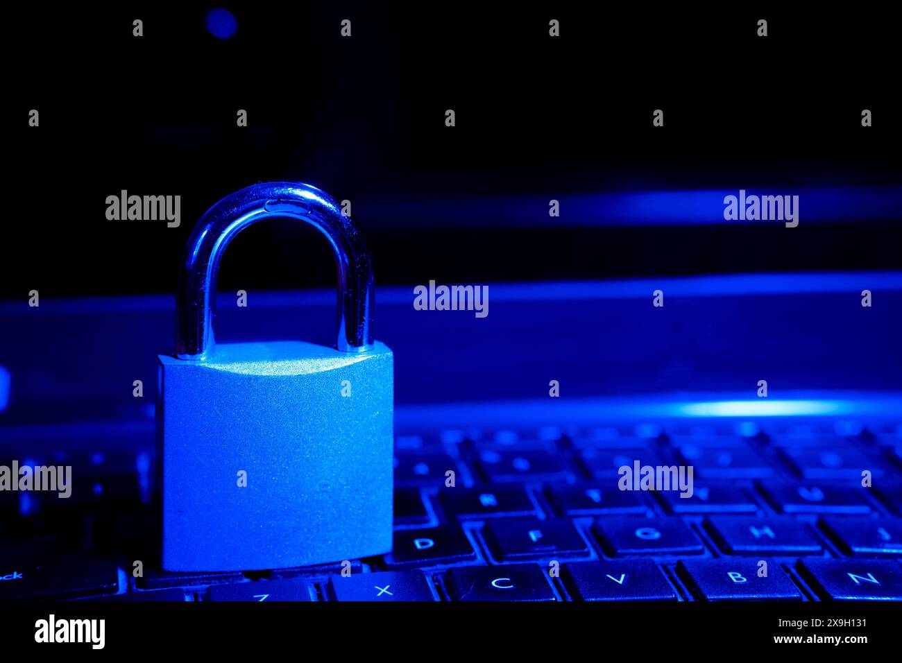 Concetto di sicurezza del computer con un lucchetto chiuso sulla tastiera.lucchetto sulla parte superiore della tastiera di un notebook. Foto Stock