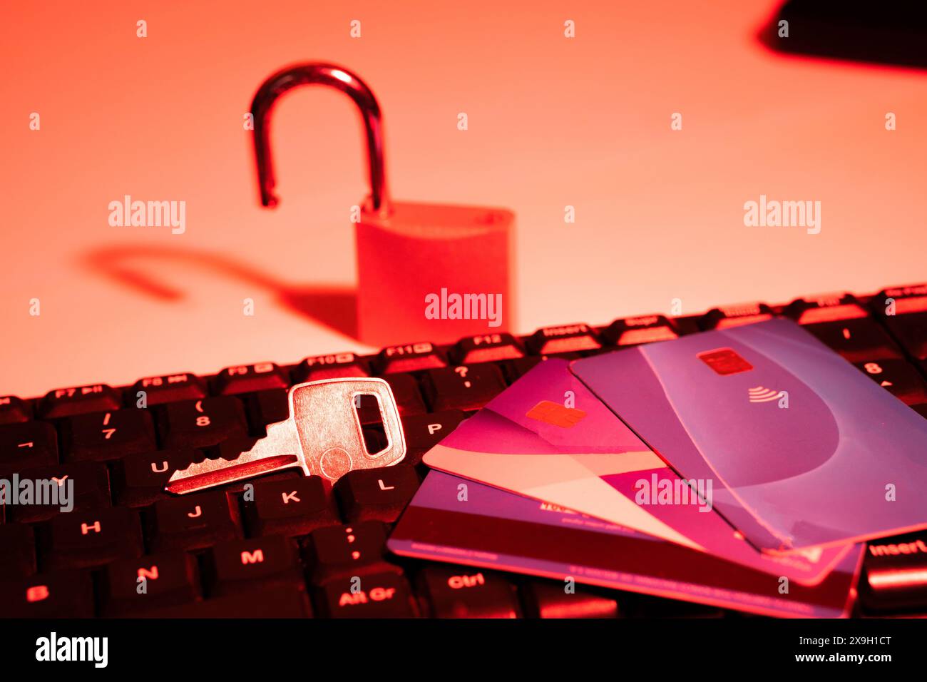 Concetto di sicurezza per lo shopping online, carte di credito sulla tastiera del computer e un lucchetto con chiave. Foto Stock
