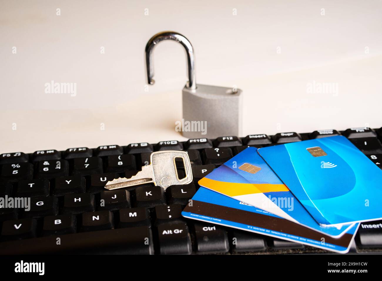 Una carta di credito insieme a un lucchetto con chiave, sicurezza nello shopping online. Foto Stock