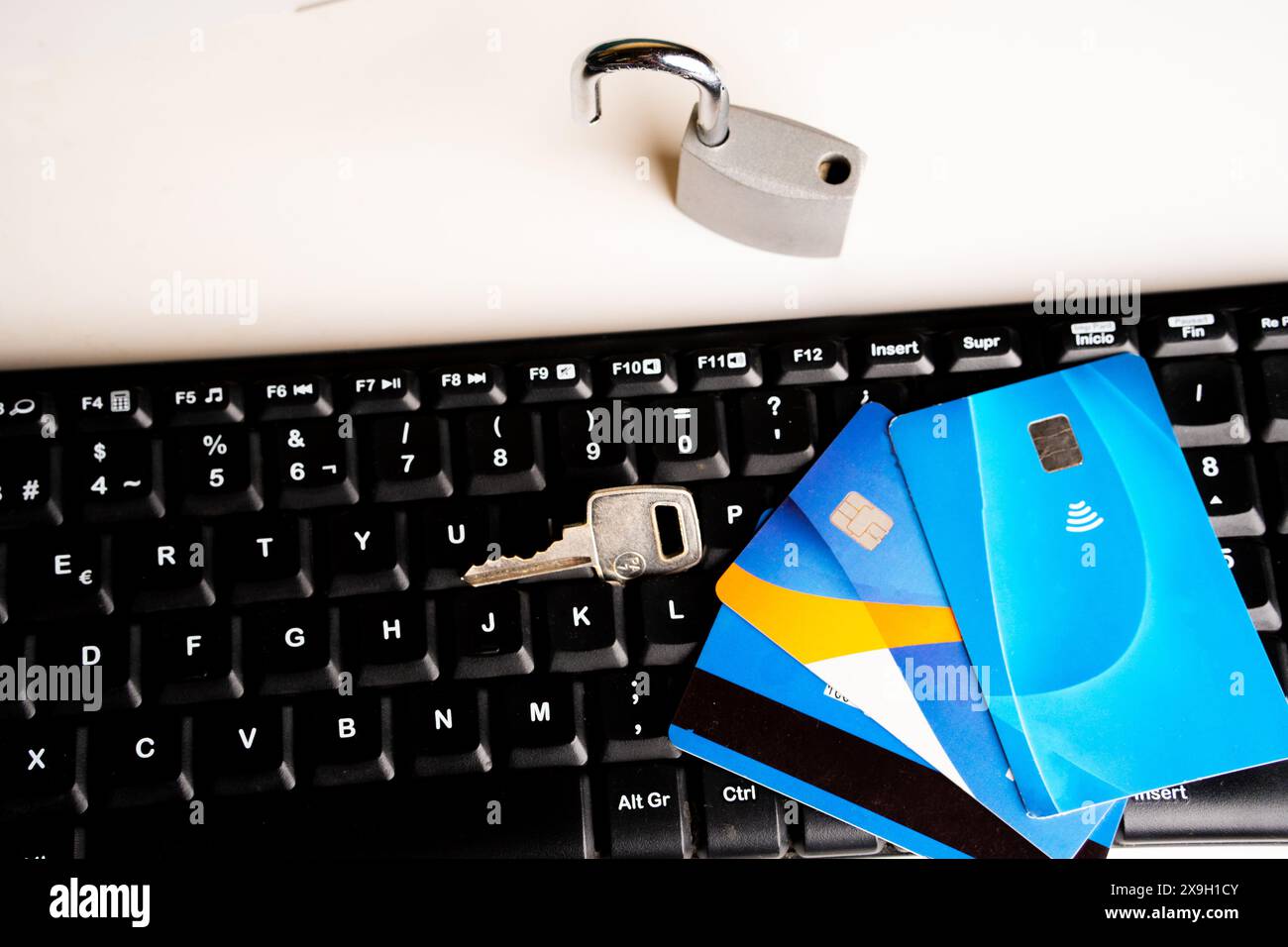 Concetto di sicurezza per lo shopping online, carte di credito sulla tastiera del computer e un lucchetto con chiave. Foto Stock