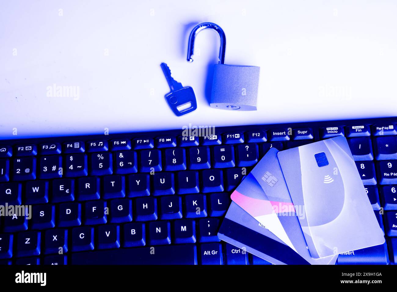 Una carta di credito insieme a un lucchetto con chiave, sicurezza nello shopping online. Foto Stock