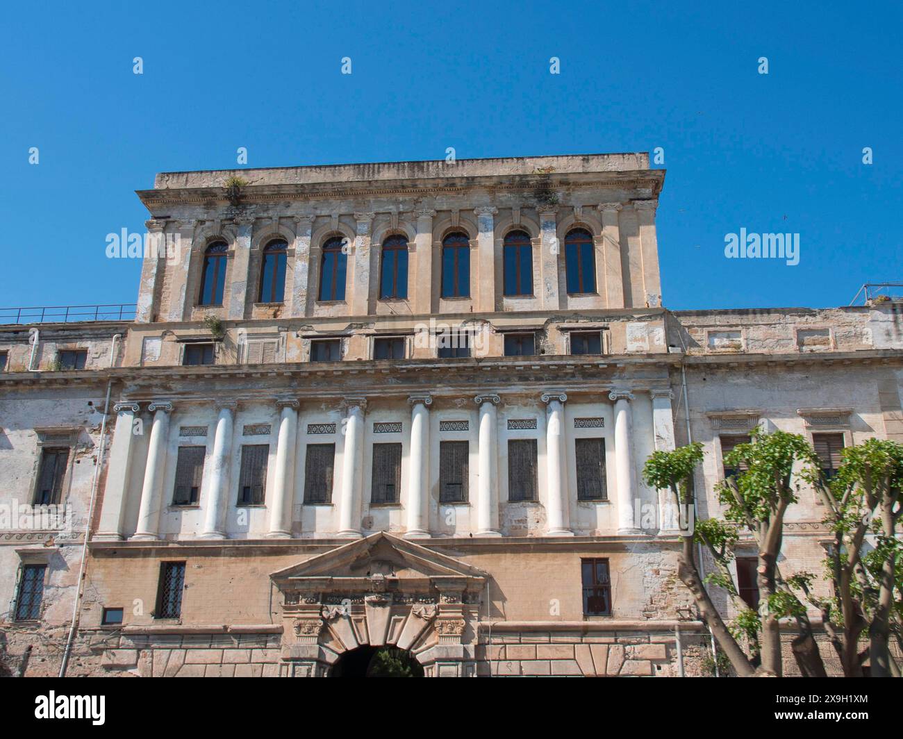 Edificio storico con colonne e molte finestre, in uno stile architettonico classico, palermo in sicilia con un'imponente cattedrale, monumenti e vecchio Foto Stock