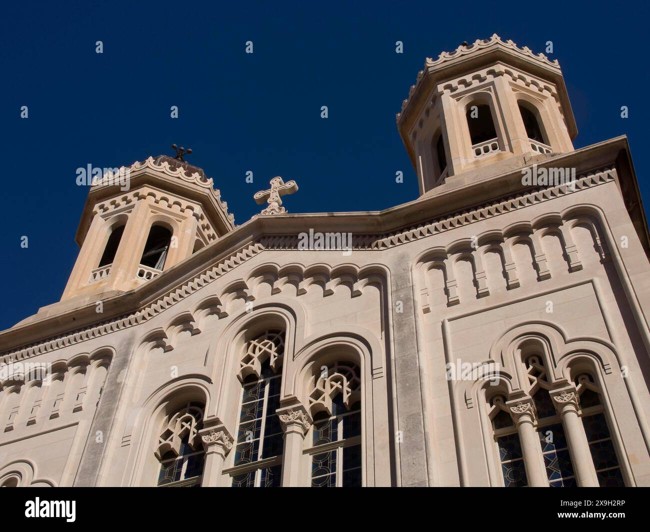 Chiesa storica con torri gotiche e dettagli chiari sotto un cielo azzurro, la città vecchia di Dubrovnik con case storiche, chiese, tetti rossi e. Foto Stock