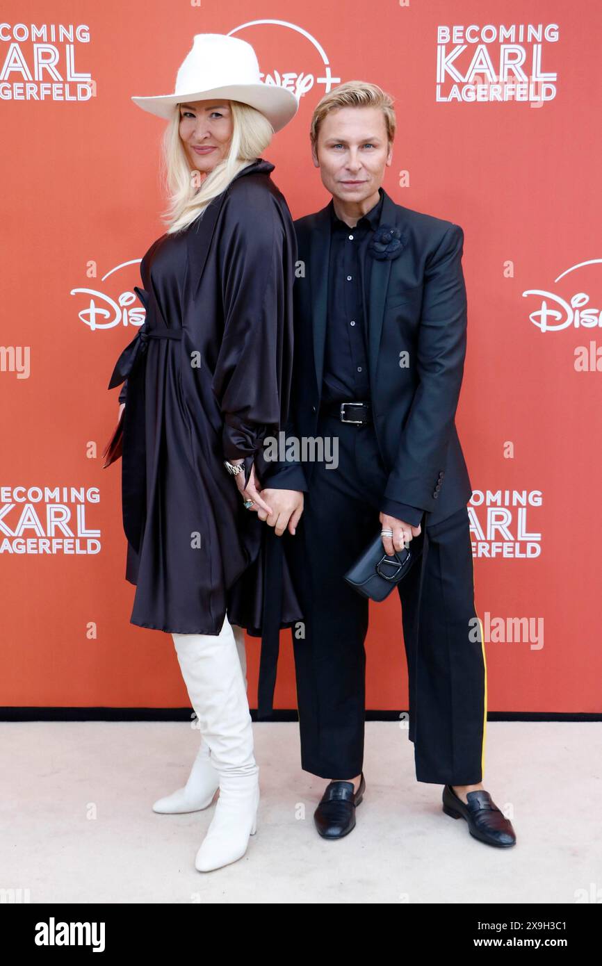 Dawid Tomaszewski e Sandra Hansen (designer, Lemanja) alla prima tedesca di diventare Karl Lagerfeld allo Zoo Palast di Berlino il 30 maggio 2024 Foto Stock