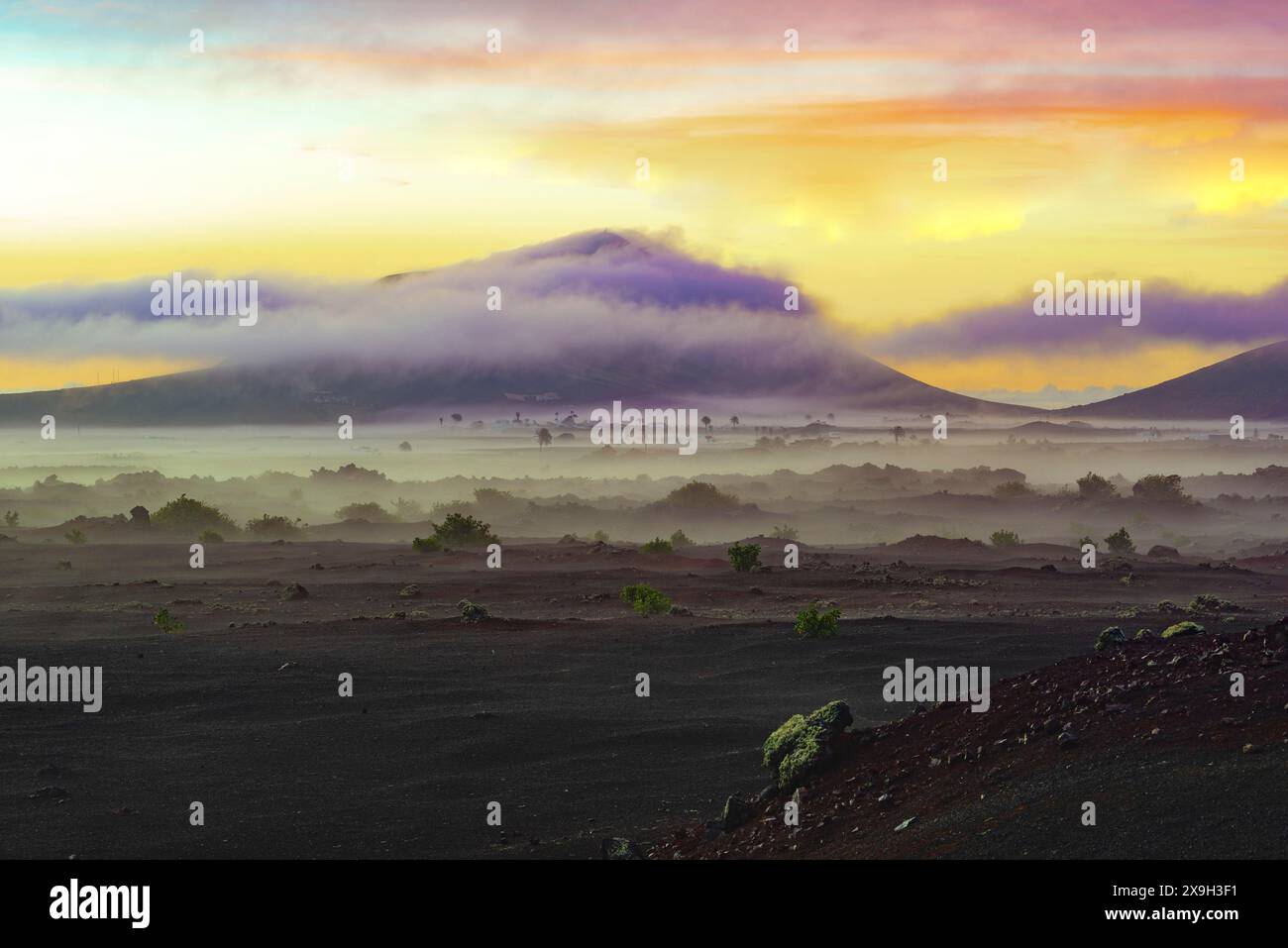 Parque Natural de Los Volcanes, dietro di esso il Monte Mina, 444 m, vicino a San Bartolome, Lanzarote, Isole Canarie, Spagna Foto Stock