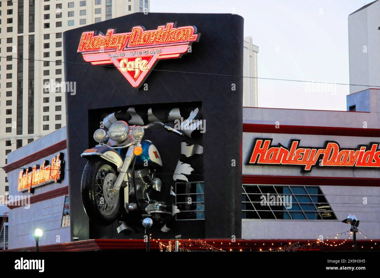 Las Vegas, Nevada, USA, Nord America, grande Harley Davidson Cafe a Las Vegas, illuminato, con una enorme moto sulla facciata, Las Vegas Strip Foto Stock