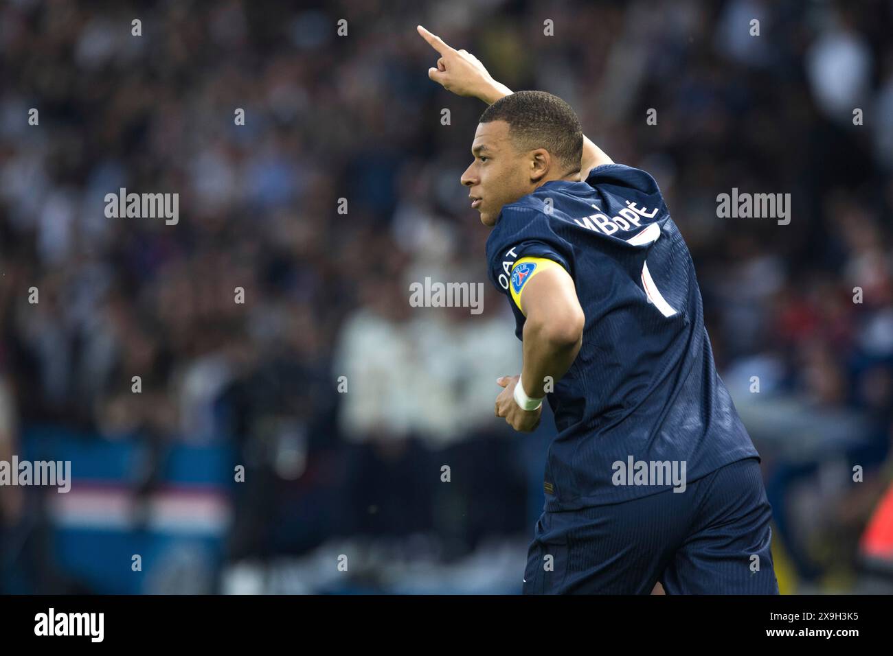 Partita di calcio, il capitano Kylian Mbappe' Paris St Germain ha appena segnato 1-0 per il Paris St Germain, il dito destro verso l'alto segnala il suo gol, quello del capitano Foto Stock