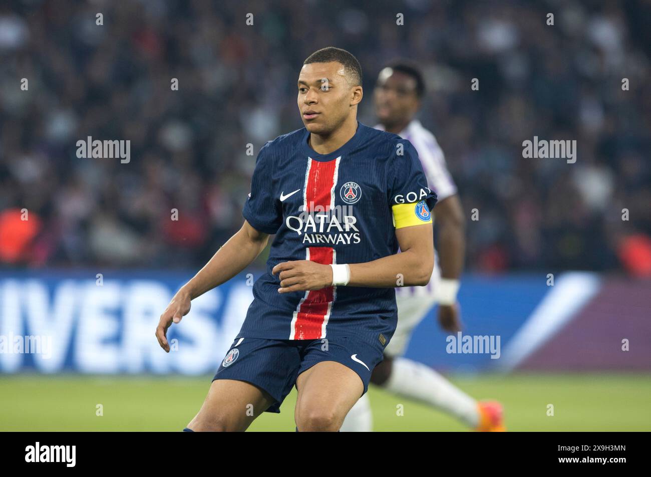 Partita di calcio, capitano Kylian MBAPPE' Paris St. Germain con fascia da capitano e momentaneamente in pensiero, stadio di calcio Parc des Princes, Parigi Foto Stock