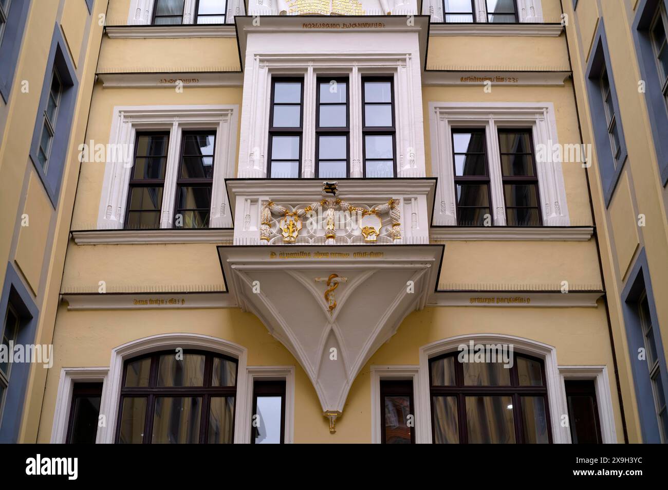 Serpente e stemma su una finestra della baia, complesso di edifici storici Hotel Barthels Hof, galleria commerciale, centro commerciale, centro commerciale, shopping Foto Stock