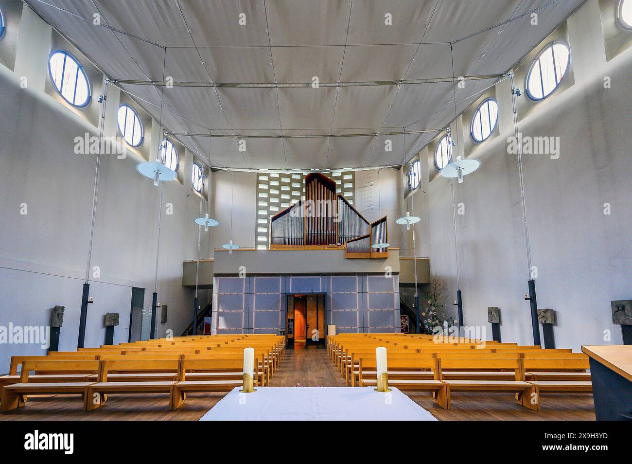 Loft d'organo, chiesa moderna, St Ulrich, Kempten, Allgaeu, Svevia, Baviera, Germania Foto Stock