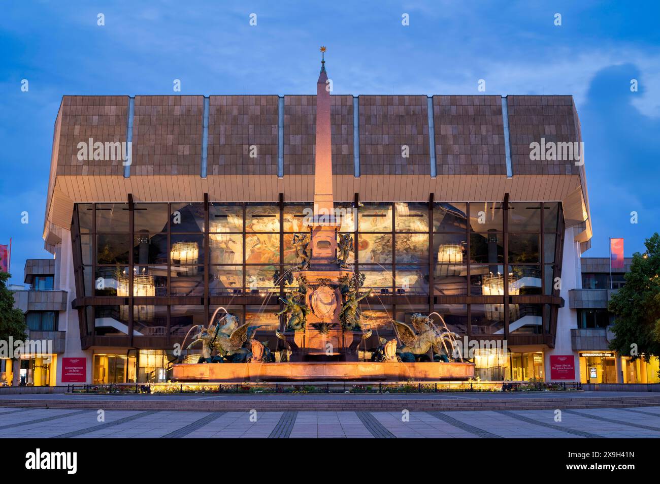 Gewandhaus, Konzerthaus, Mendebrunnen, Augustusplatz, atmosfera serale, Blue Hour, Lipsia, Sassonia, Germania Foto Stock