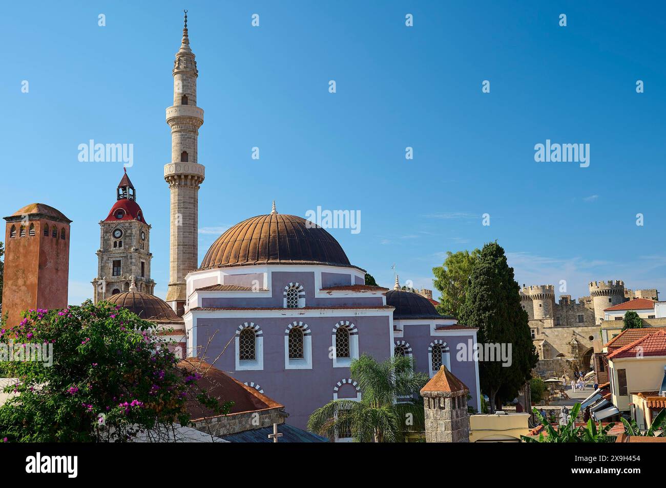 Moschea Solimana, edificio storico con minareto e cupole, tetti rossi e fortezza sotto il cielo blu, città vecchia di Rodi, Rodi, Rodi, Dodecaneso Foto Stock