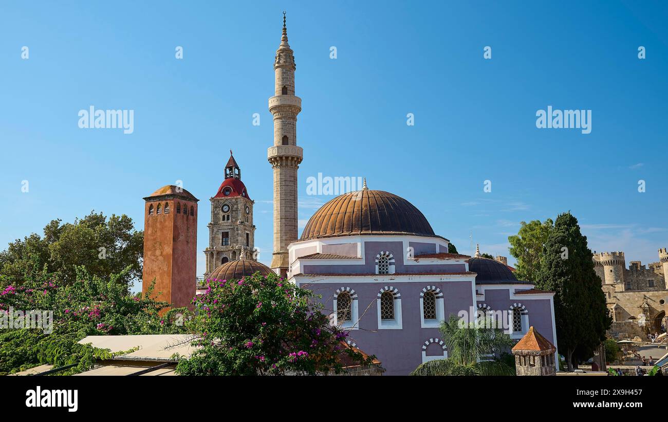 Moschea Solimana, edifici storici con minareto e cupole, tetti rossi e alberi sotto un cielo nuvoloso, città vecchia di Rodi, città di Rodi, Rodi, Dodecaneso Foto Stock