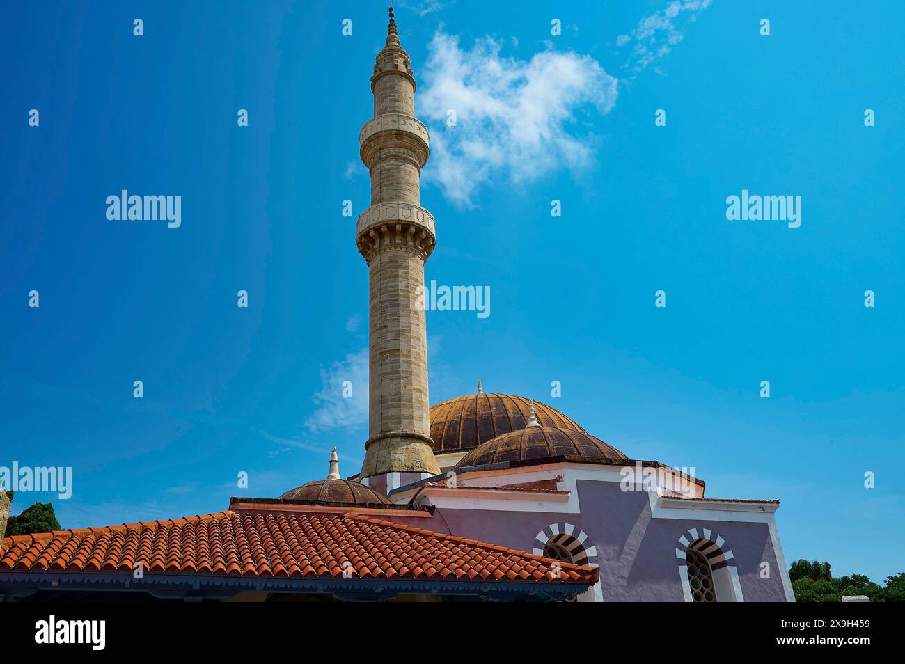 Moschea Solimana, minareto e cupola sotto il cielo blu con poche nuvole, tetti rossi e architettura storica, la città vecchia di Rodi, Rodi, Rodi Foto Stock