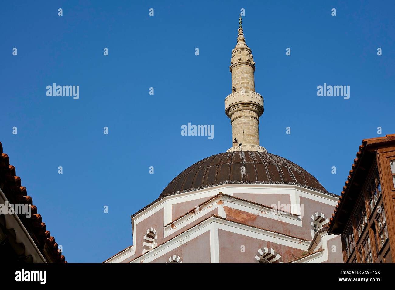 Moschea Solimana, vista dettagliata di un minareto e della cupola di una moschea sotto un cielo limpido, città vecchia di Rodi, città di Rodi, Rodi, Dodecaneso, greco Foto Stock