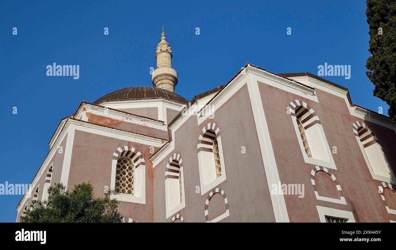 Moschea Solimana, Moschea con cupola e finestre decorative in stile architettonico tradizionale sotto un cielo blu, città vecchia di Rodi, Rodi, Rodi Foto Stock