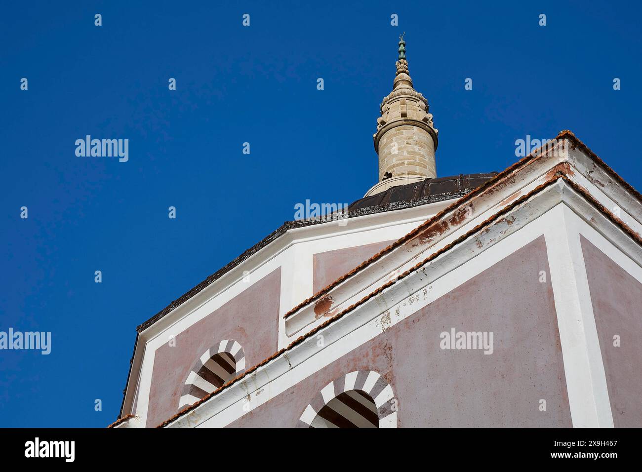 Moschea Solimana, primo piano della parte superiore di un minareto e una cupola della moschea sotto un cielo blu, città vecchia di Rodi, città di Rodi, Rodi, Dodecaneso, greco Foto Stock
