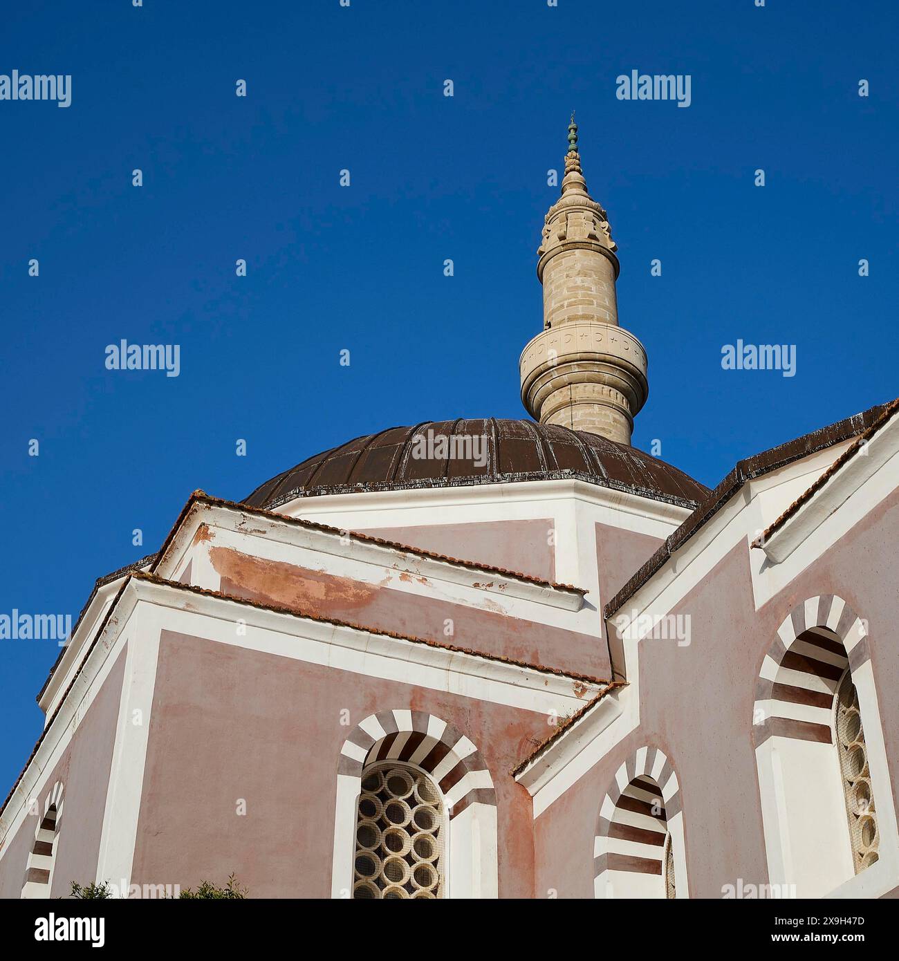 Moschea Solimana, primo piano di una moschea con cupola e minareto, finestre decorative e cielo blu, città vecchia di Rodi, Rodi, Rodi, Dodecaneso, greco Foto Stock