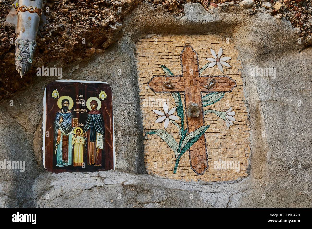 Cappella di roccia, Arcangelo Michele Panormitits, due mosaici religiosi su una parete, uno mostra una croce con fiori, le altre icone ortodosse, la città vecchia di Foto Stock