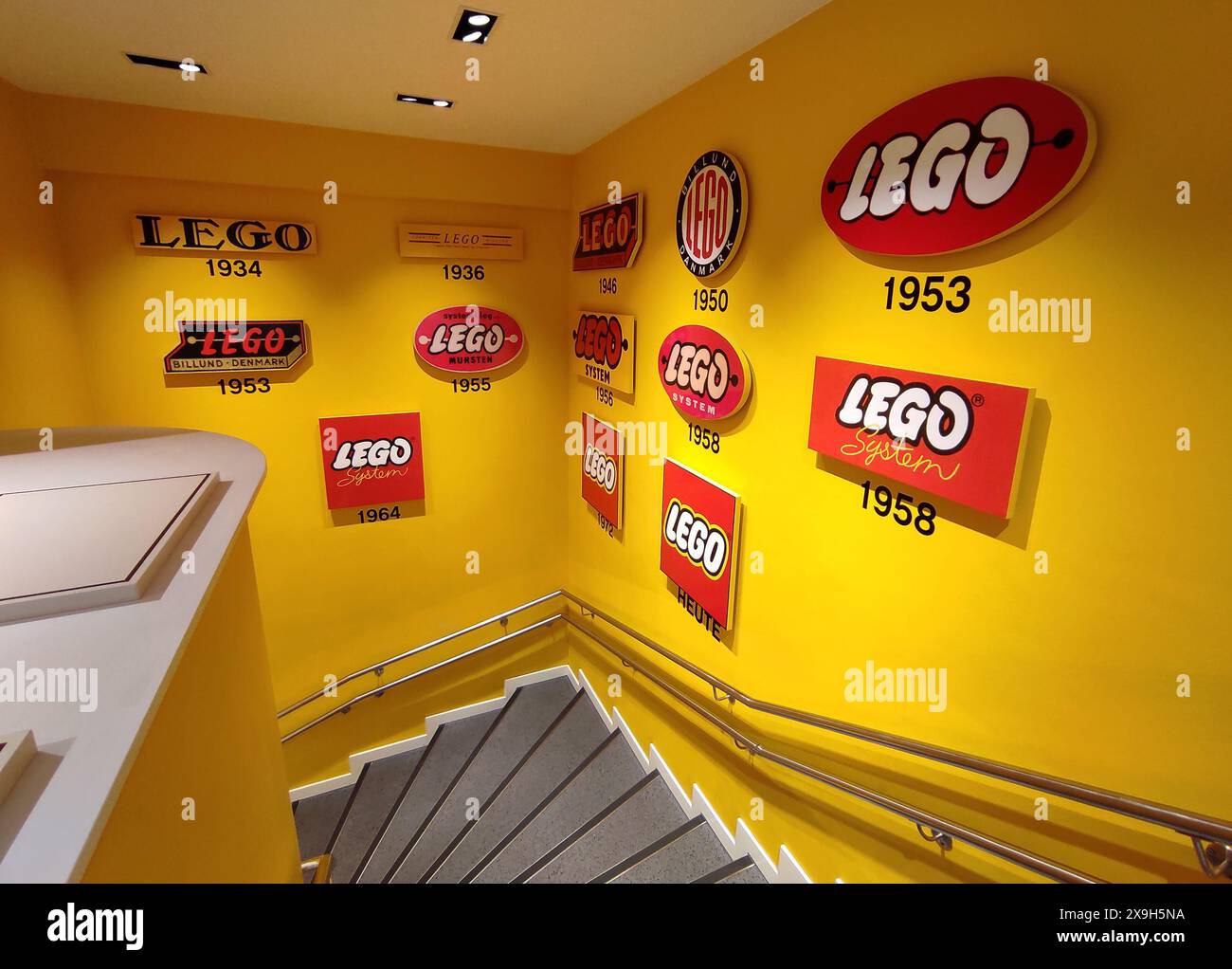 Berlino, Germania - 29 aprile 2024: Tutti i loghi LEGO storici sul muro del negozio LEGO in Tauentzien strasse nel quartiere Schoeneberg di Berlino, Germania Foto Stock