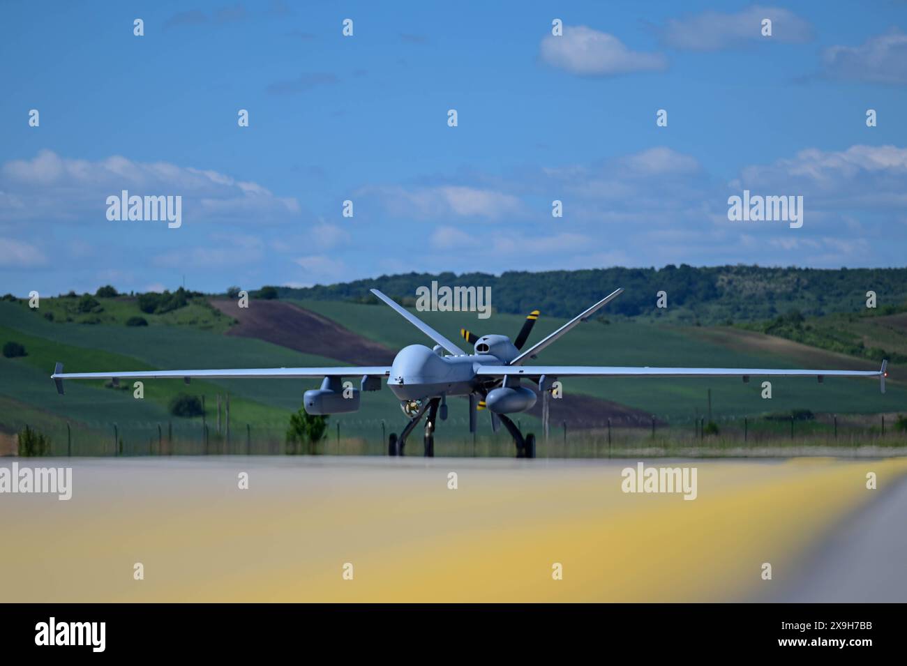 Turzii, Romania. 13 maggio 2024. Un mq-9 Reaper della U.S. Air Force pilotato a distanza torna a Cumpia Turzii, in Romania, dopo aver completato una sortita il 13 maggio 2024. Il mq-9 rappresenta un progresso significativo nelle capacità aeree senza equipaggio, fornendo alle forze statunitensi una piattaforma versatile per la sorveglianza e le missioni di attacco di precisione. (Credit Image: © U.S. Air Force/ZUMA Press Wire) SOLO PER USO EDITORIALE! Non per USO commerciale! Foto Stock