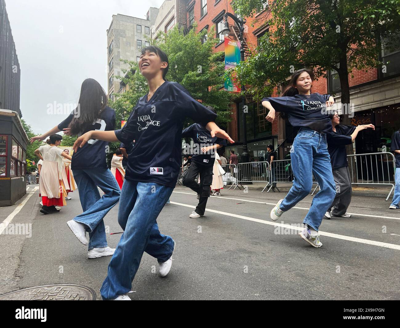 I KADA (Korean American Dance Association) Dance Program, membri del Youth Dance Program si esibiscono alla New York City Dance Parade a Manhattan, New York. Foto Stock