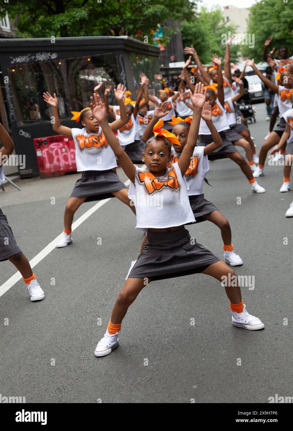 La diciottesima edizione annuale della Dance Parade di New York si sposta attraverso il Greenwich Village nel 2024 al Tompkins Square Park per un festival di danza a cinque stadi. Dance Parade New York è l'unica parata al mondo a celebrare e mostrare esclusivamente la diversità della danza. Mostrando vari generi, culture e stili, la sfilata e il festival post-parata unificano il mondo della danza. Offre anche al pubblico l'opportunità di sperimentare e partecipare a una giornata di danza. Push Dance Company, Hip-Hop Foto Stock