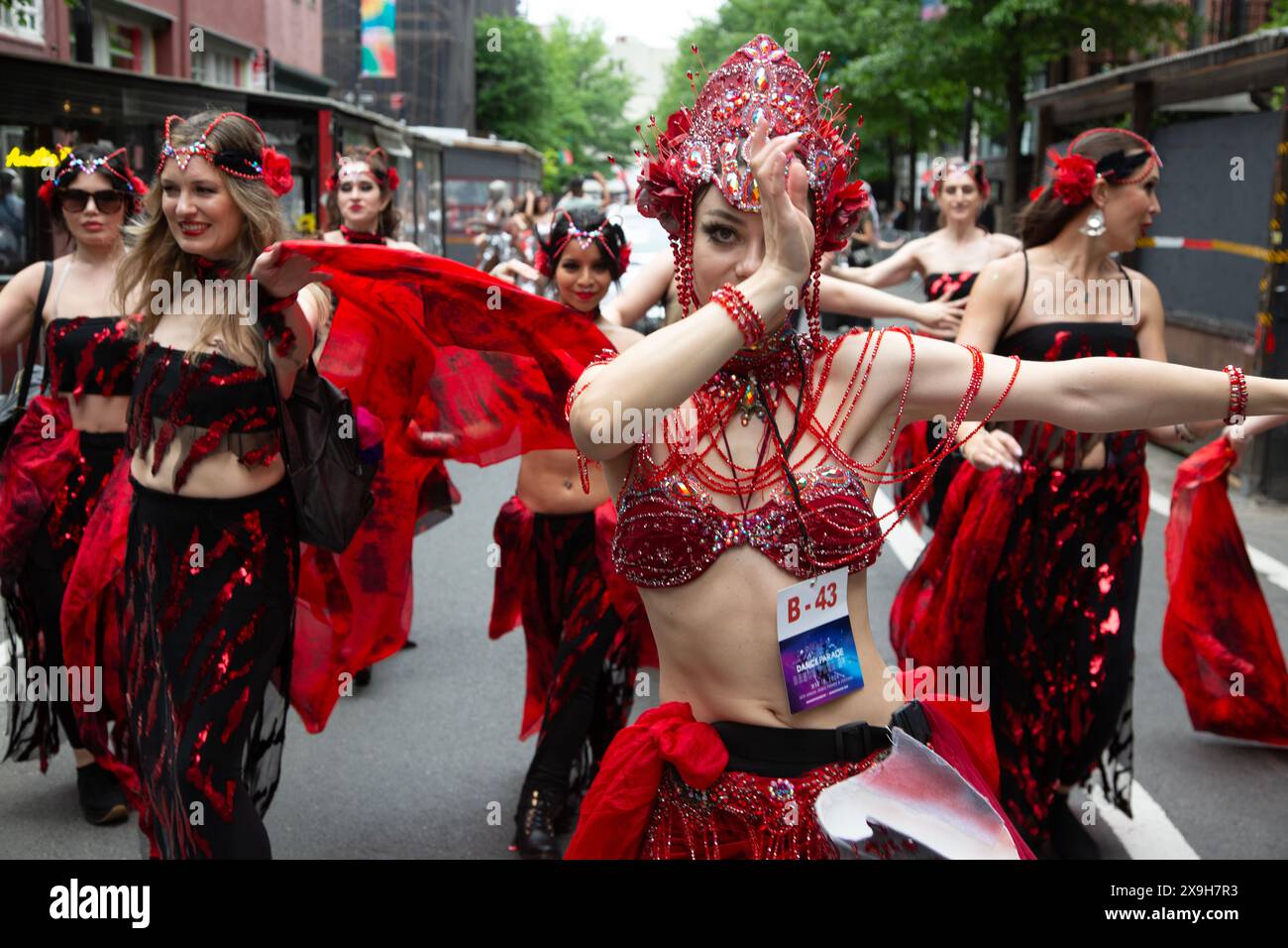 La diciottesima edizione annuale della Dance Parade di New York si sposta attraverso il Greenwich Village nel 2024 al Tompkins Square Park per un festival di danza a cinque stadi. Dance Parade New York è l'unica parata al mondo a celebrare e mostrare esclusivamente la diversità della danza. Mostrando vari generi, culture e stili, la sfilata e il festival post-parata unificano il mondo della danza. Offre anche al pubblico l'opportunità di sperimentare e partecipare a una giornata di danza. Fusion Bellydance NYC. Foto Stock