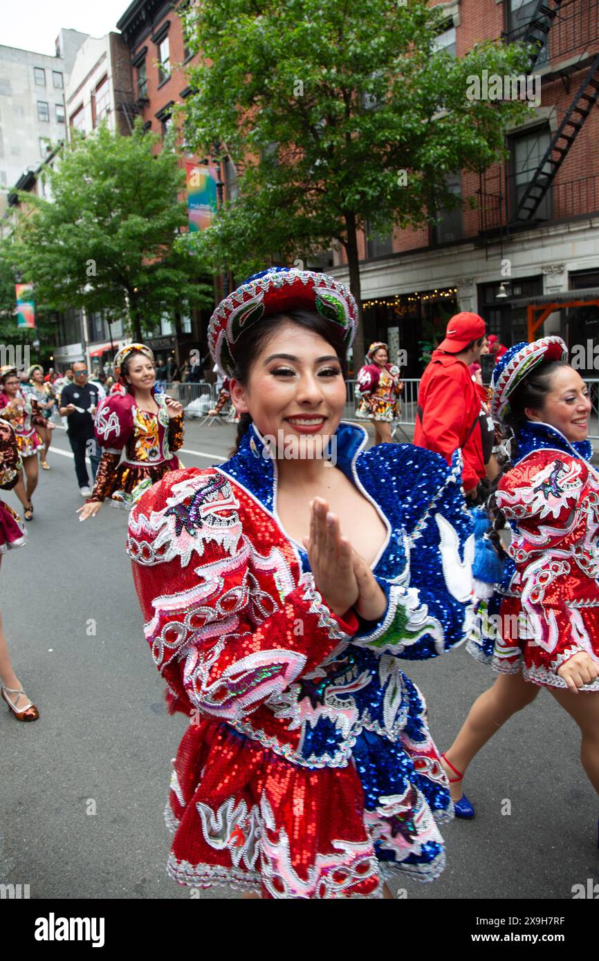 La diciottesima edizione annuale della Dance Parade di New York si sposta attraverso il Greenwich Village nel 2024 al Tompkins Square Park per un festival di danza a cinque stadi. Dance Parade New York è l'unica parata al mondo a celebrare e mostrare esclusivamente la diversità della danza. Mostrando vari generi, culture e stili, la sfilata e il festival post-parata unificano il mondo della danza. Offre anche al pubblico l'opportunità di sperimentare e partecipare a una giornata di danza. Caporales boliviani. Foto Stock